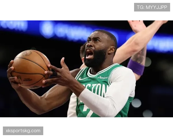 杰伦·布朗突破拉开湖人防线，关键回合得分效率提升显著