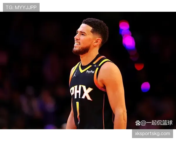 布克连续三分拉开差距 提升球队关键时刻得分效率